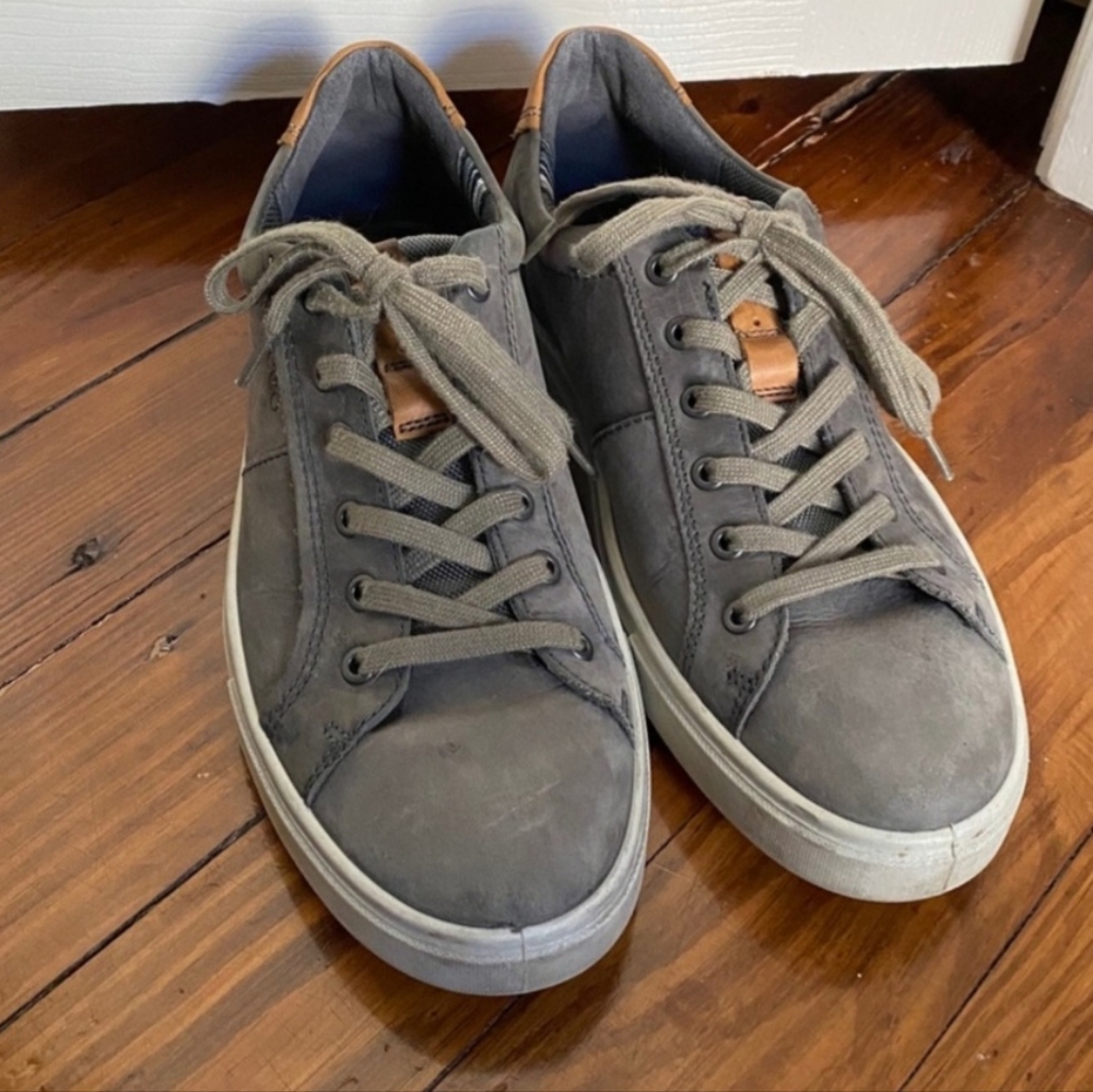 Ecco Gray Sneakers with Classic Design and White Sole